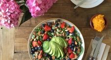 Spelt salade met tuinbonen en rood fruit