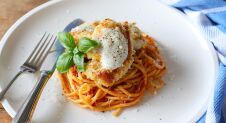 Pollo alla Parmigiana met spaghetti