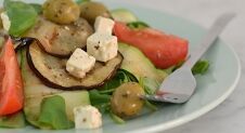 Griekse salade met gegrilde groente