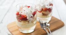 Trifle met citroenroom, meringue en aardbeien