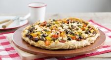 Pizza met feta, paprika en olijven
