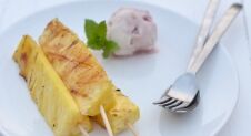 BBQ is on: Gegrilde ananas met yoghurtijs