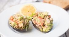 VIDEO: Met tonijnsalade gevulde avocado