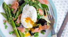 Salade met gepocheerd ei en gerookte zalm