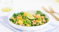 Salade met zalm, mango, avocado en limoendressing