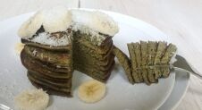Matcha pancakes met banaan en kokosvlokken