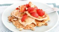 Healthy fluffy pancakes met aardbeien
