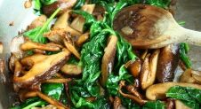 Gesauteerde paddenstoelen met spinazie en truffel