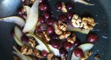 Gebakken witlofsalade met druiven, peer en walnoten