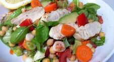 Healthy-boost salade met kip, kikkererwten en avocado