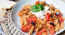 VIDEO: Fusilli met tomaat, aubergine en ricotta