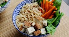Simpele noodles met gerookte tofu