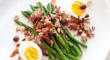 Warme asperge salade met bacon, ei en hazelnoten