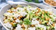 Couscous salade met avocado en geroosterde kikkererwten