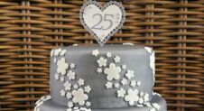 Zilveren taart voor 25 jarig huwelijk