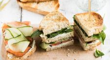De makkelijkste club sandwich met zalm en roomkaas