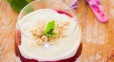 Matcha yoghurt met rabarber-bramen puree