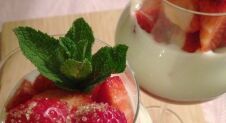 Rabarber met yoghurt, frambozenjam en aardbeien