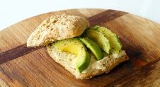 Makkelijke lunch: brood met hummus en avocado