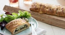 Gevlochten speltbrood met aubergine en mozzarella