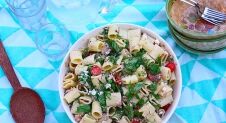 Campingkoken: pastasalade met tonijn, sardines en tomaat