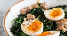 Uit oma's keuken #2: spinazie met eieren en champignons | Simone's Kitchen