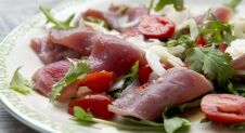 Salade van gemarineerde tonijn met venkel en tomaatjes