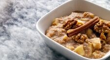 Warm quinoa ontbijt met appel en kaneel