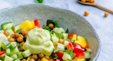 Zomerse salade met avocadodressing