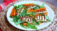 Salade met geroosterde wortel en halloumi