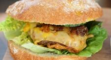 VIDEO: Beefburger met kerrie en piccalilly