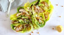 Caesar salade met kikkererwten en gerookte kip