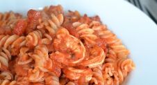 Fusilli met gamba’s in pittige tomatensaus