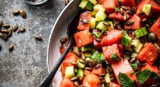 Pittige watermeloensalade met pompoenpitten
