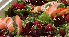 Quinoa salade met rode biet en frambozen