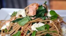 Volkoren knoflookspaghetti met spinazie en zalm