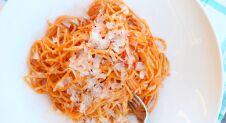 Spaghetti met ui, tomaat en chili