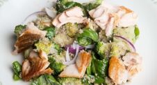 Simpele quinoa salade met broccoli, spinazie en zalm