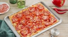 Pittige plaatpizza met tomaat, chorizo en rode peper