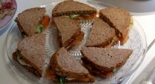Mini sandwiches: eiersalade & zalm-komkommer