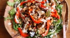 Recept: salade met kikkererwten, veggies, za’atar en tahinidressing