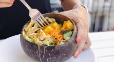 Vega poke bowl met mango, ei en edamame