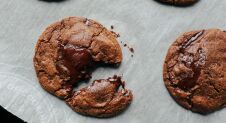 Chocolade cookies met vulling van hazelnoot