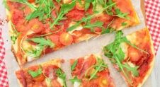 Pizza met parmaham, mozzarella en tomaat