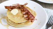 American Pancakes met krokant spek en maple syrup