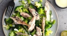 Broccolisalade met makreel en wasabidressing