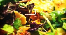 Salade met oude kaas en alfalfa