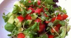 Supersnelle salade-boost met feta en zoete aardappel