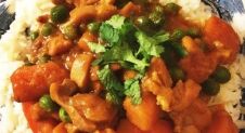 Curry met kippendijen en doperwten