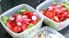 Salade met boerenkool en aardbeien